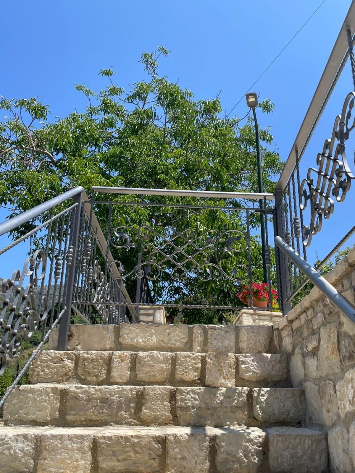 Vourtarea Guesthouse Himare Exterior foto