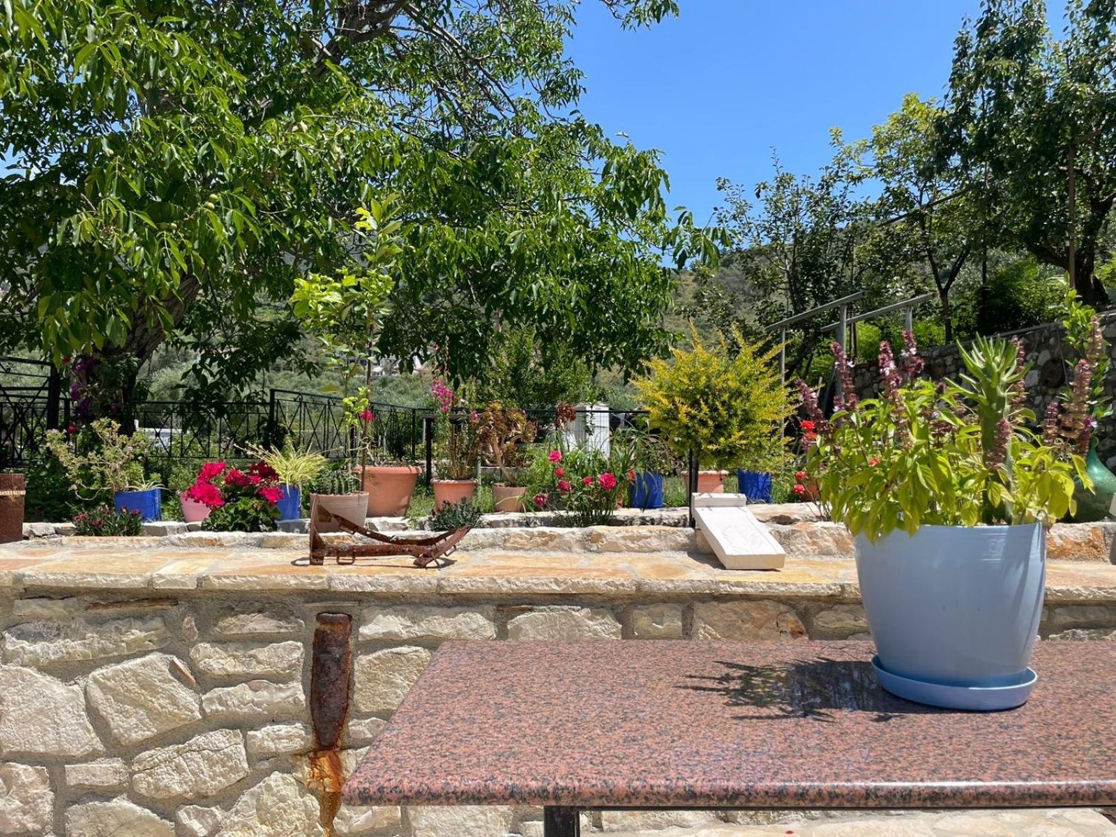 Vourtarea Guesthouse Himare Exterior foto