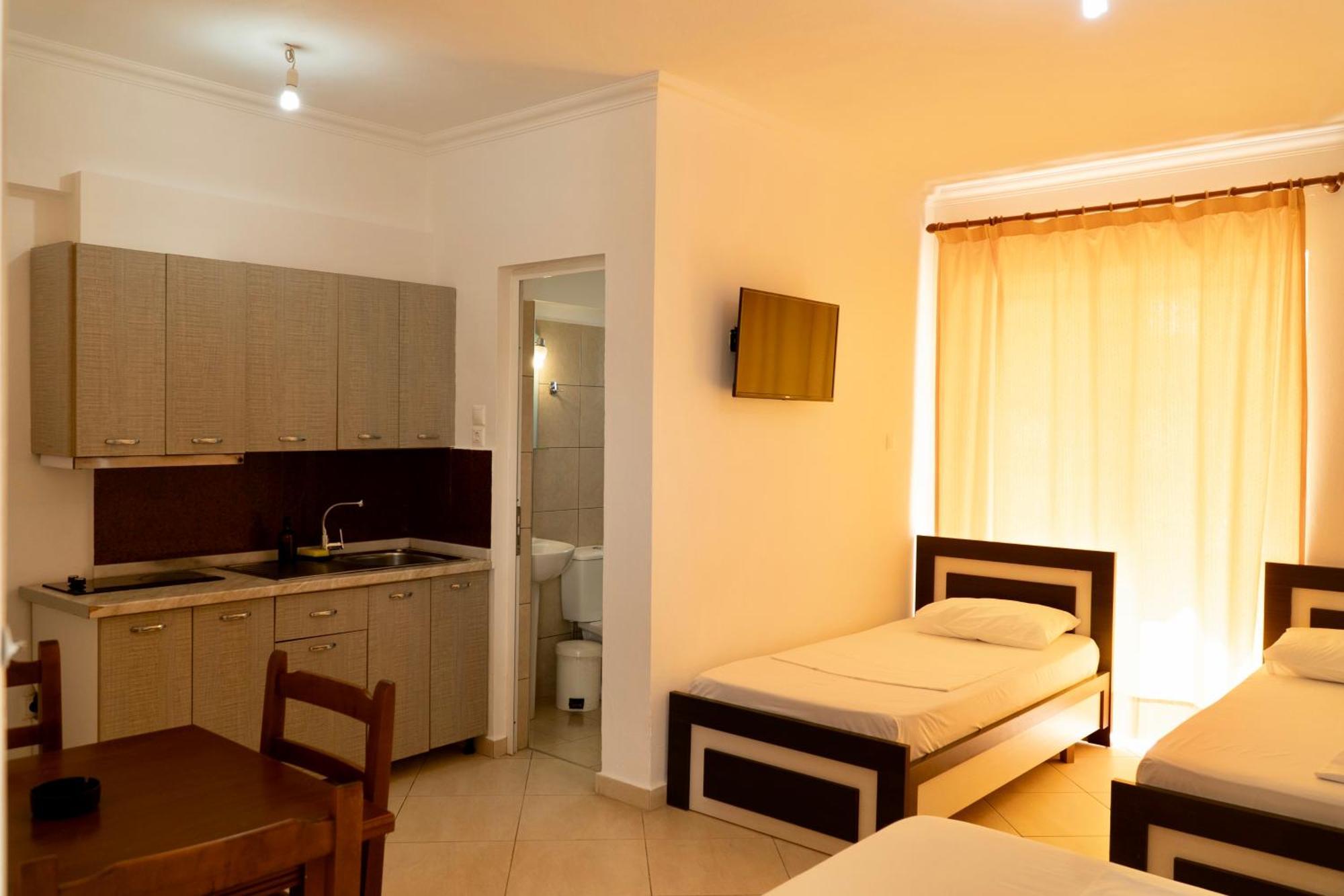 Vourtarea Guesthouse Himare Quarto foto