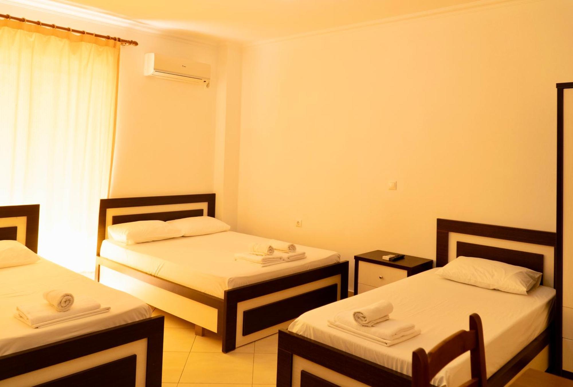 Vourtarea Guesthouse Himare Quarto foto