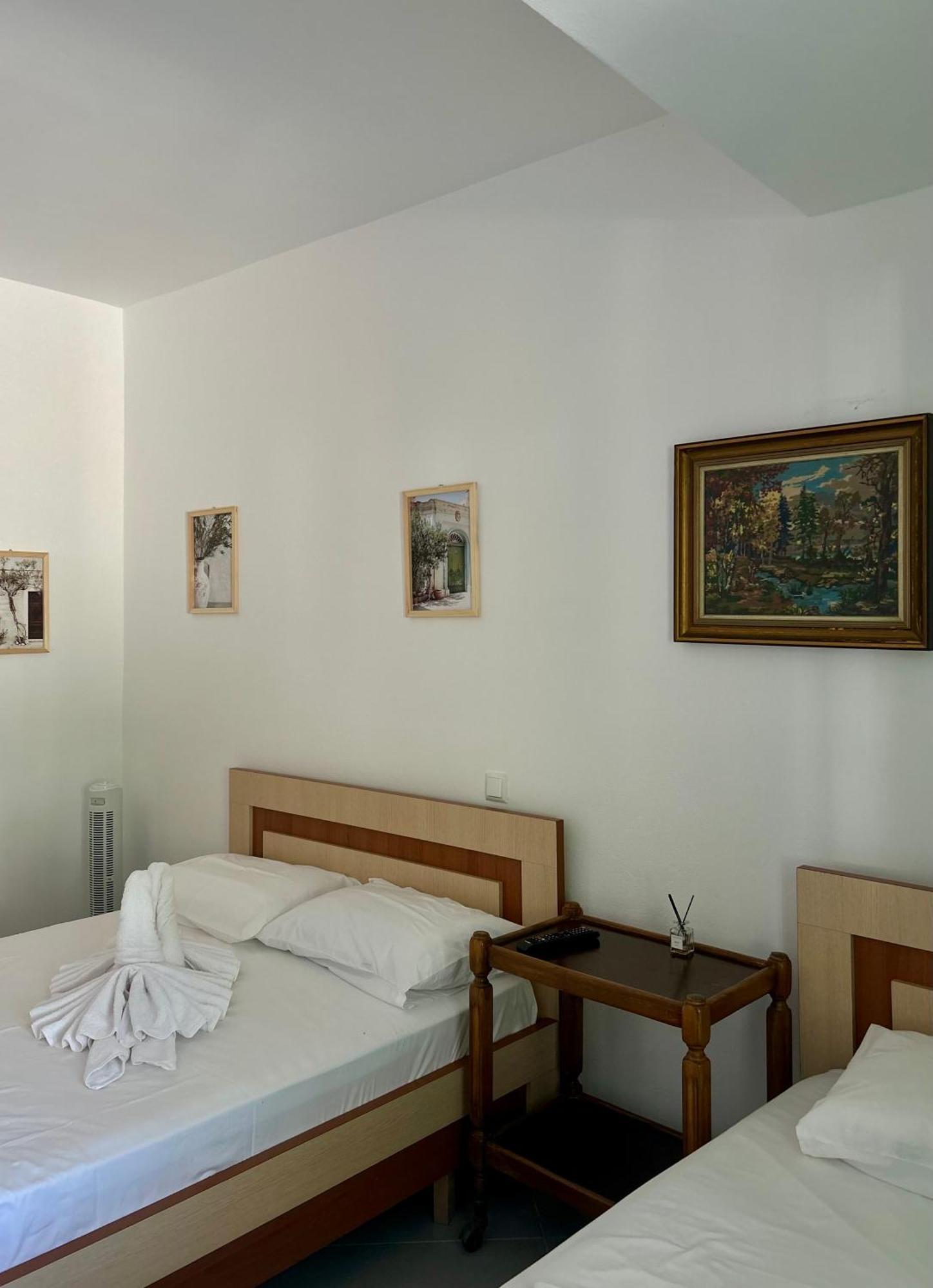Vourtarea Guesthouse Himare Exterior foto
